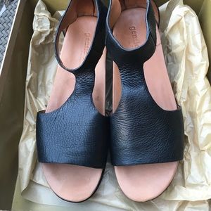 Kenneth Cole comfy stylish platform wedge sandals